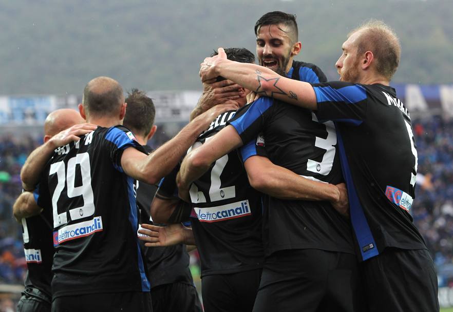 L&#39;Atalanta festeggia Borriello dopo il gol del 2-2. GETTY